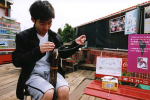 サッカーボール縫い体験コーナー